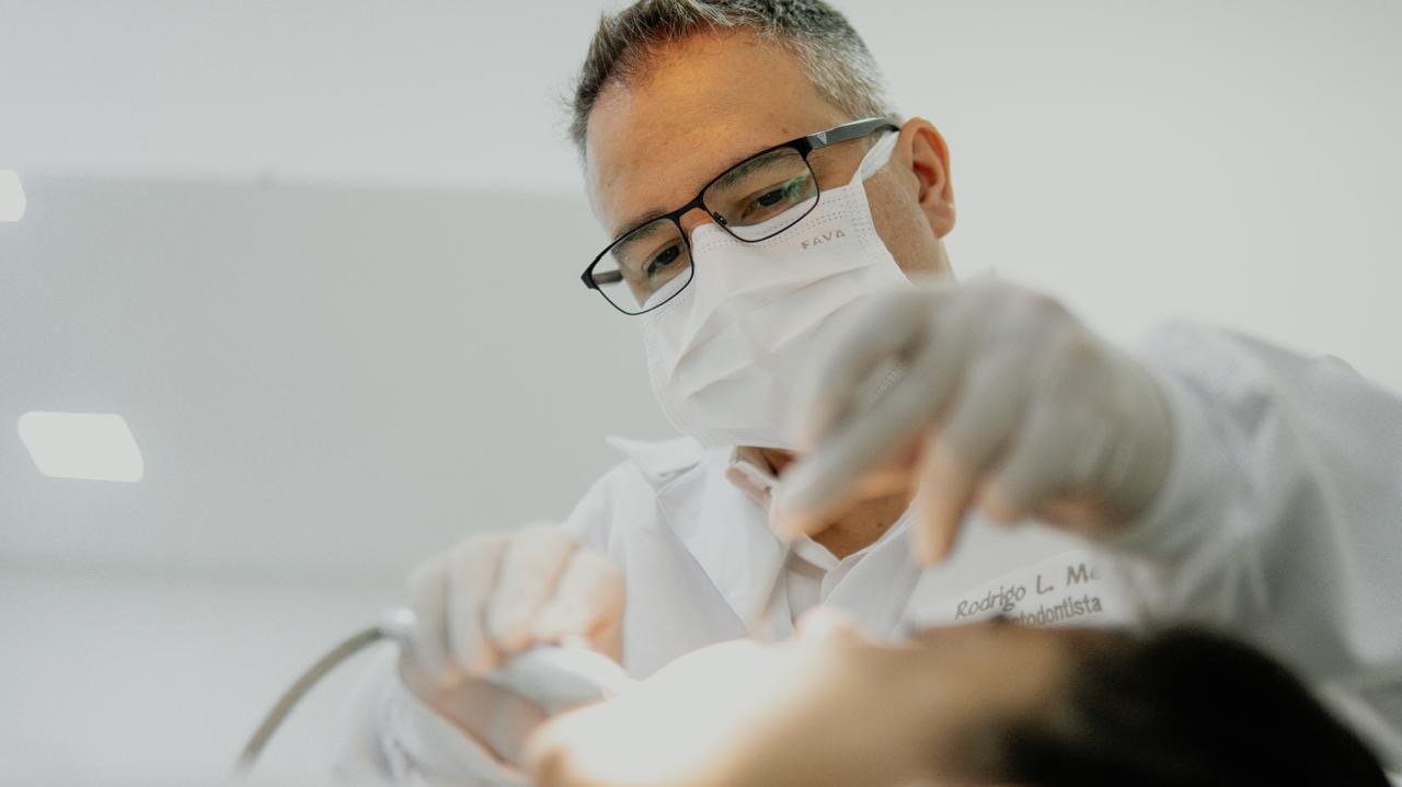 Dr. Rodrigo Melo em atendimento clínico